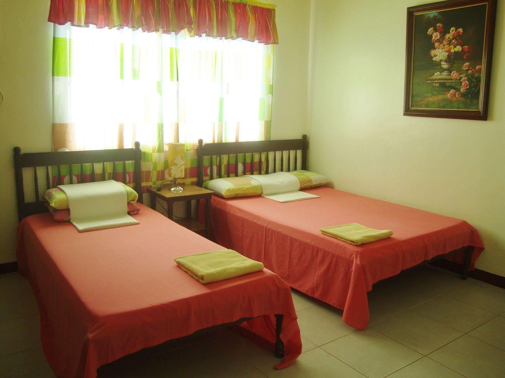 Lola Itang Pension House Tiniguiban Kültér fotó
