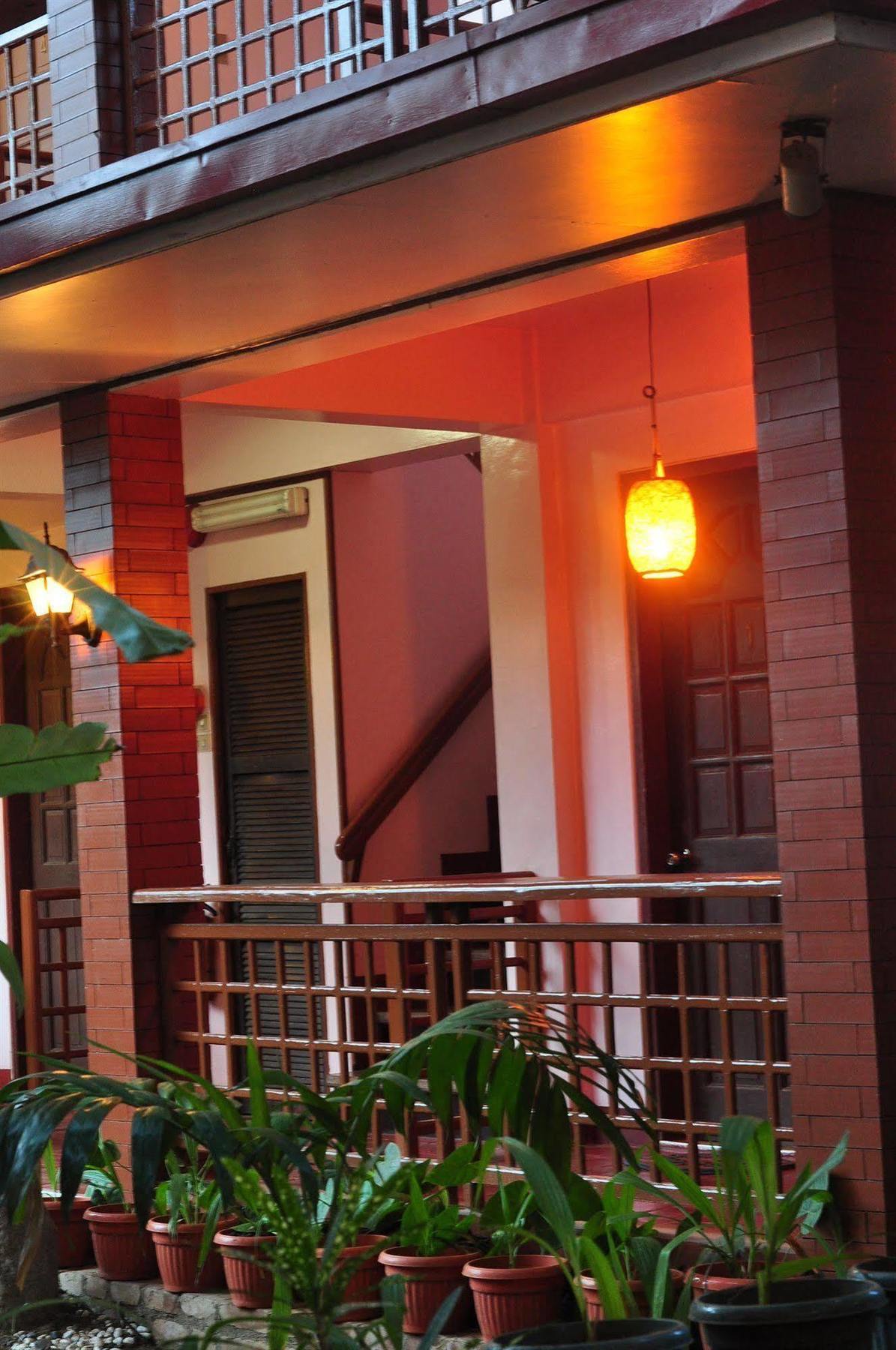 Lola Itang Pension House Tiniguiban Kültér fotó